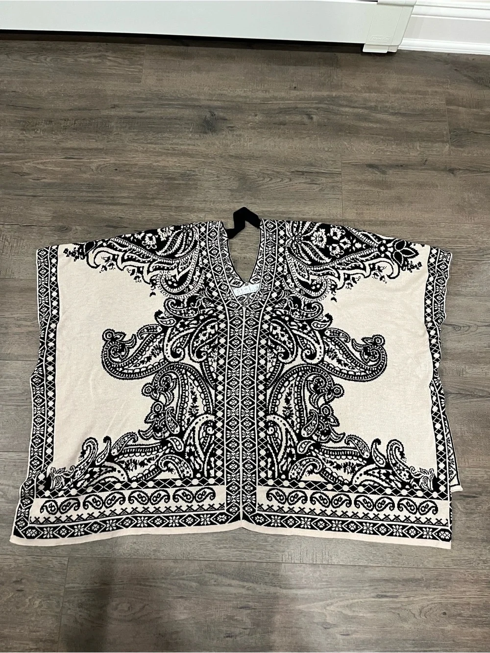 Stella Laguna Beach Black and Cream Paisley Accent Throw
